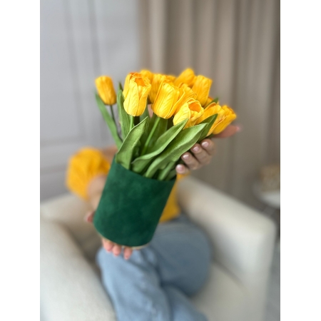Welurowy flowerbox z piankowymi tulipanami